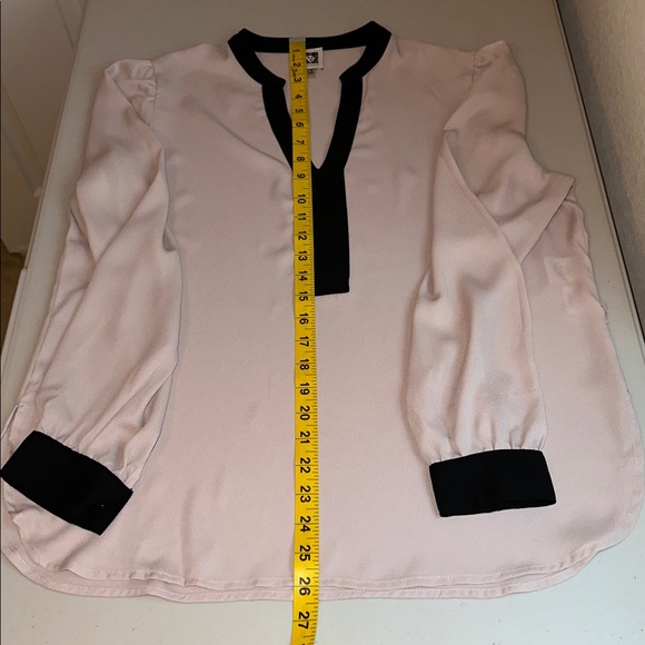 Elegant ANNE KLEIN Women's Blouse with Black Trim Size Medium. - Picture 9 of 16